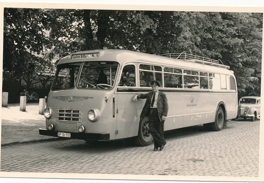 Bahnhof - (Foto von 195?) Bus der Deutschen Bundespost mit Busfahrer