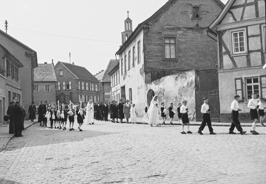 Gau-Bickelheim - (Foto von 19??) kirchliche Prozession auf der Bahnhofstraße