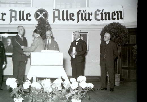 Volksbank - (Foto von 1951) Ehrung von Bankangestellten