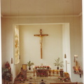 Katholische Kirche - (Foto von 19??) Gebet vor dem festlich geschmückten Altar