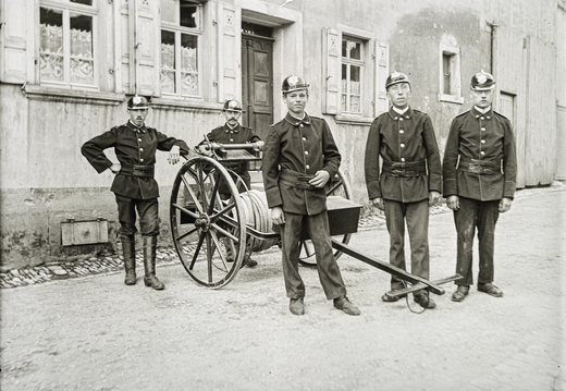 Ober-Hilbersheim - (Foto von 1922) Feuerwehrgruppe mit Schlauchkarre