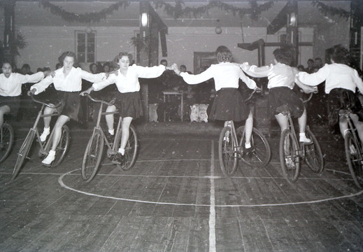 Radfahrer-Verein - (Foto von 1951) Saalsportfest Neujahr (12)