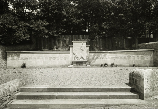 Spiesheim - (Foto von 19??) Ehrenmal zum Gedenken der Opfer Erster- und Zweiter Weltkrieg 