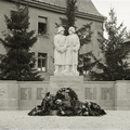 Nieder-Saulheim - (Foto von 1946) Ehrenmal zum Gedenken der Opfer "Erster Weltkrieg"