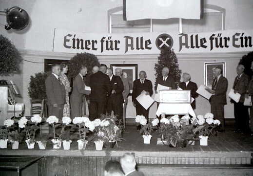 Volksbank - (Foto von 1951) Ehrung von Bankangestellten