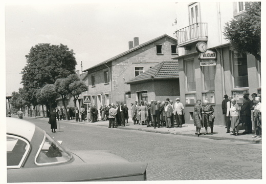 Friedrich-Ebert-Straße - (Foto von 1965) Seniorenausflug, Treffpunkt Höhe Volksbank