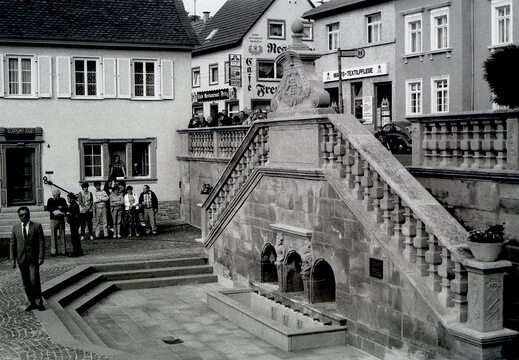 Neunröhrenbrunnen - (Foto von 1981) Einweihung nach Sanierung (03) 