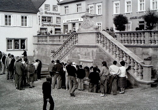 Neunröhrenbrunnen - (Foto von 1981) Einweihung nach Sanierung (05) 