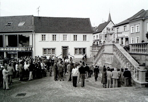 Neunröhrenbrunnen - (Foto von 1981) Einweihung nach Sanierung (04) 