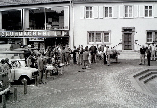 Neunröhrenbrunnen - (Foto von 1981) Einweihung nach Sanierung (01) 