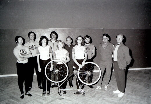 Radfahrer-Verein - (Foto von 1975) Gruppenfoto erfolgreicher Kunstradfahrer und Kunstradfahrerinnen