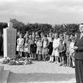 Udenheim - (Foto von 1957) Ehrenmal zum Gedenken der Opfer Erster und Zweiter Weltkrieg (05) Einweihung