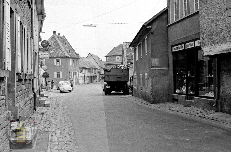 1960_FR1237_Woerrstadt_Strassenenge_Auto_Bucherl_05.jpg
