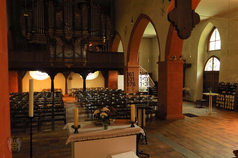 Evangelische Kirche (Foto von 2023) Kirchensaal mit Stumm Orgel.JPG