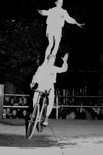 Brückenfest - (Foto von 1954) Kustradfahren (03).jpg