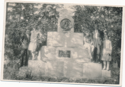 Schillerdenkmal (Foto von 1926) Familienbild