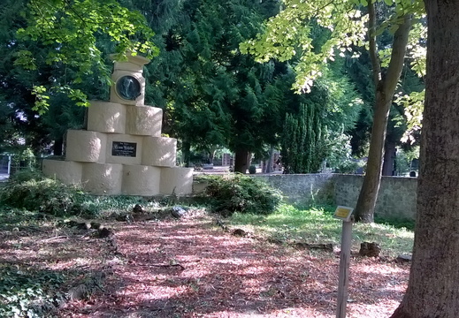 Schillerdenkmal (Foto von 2009) Schillerplatz am Friedhof Gabsheimer Weg