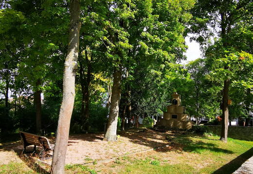 Schillerdenkmal (Foto von 2024) "Schillerplatz" am Friedhof Gabsheimer Weg
