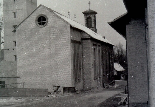 Katholische Kirche - (Foto von 1968) Seitenansicht Gabsheimer Weg 