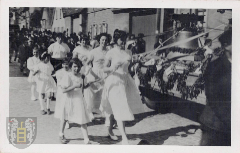 Biebelnheim - (Foto von 1955) Glockenweihe, Damenbegleitung, Prozession, Fr. Bruweleit ganz hinten als Kind.jpg
