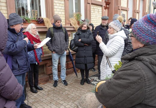 Stolpersteine 2.0 - (Foto von 2025) Mike Herzog beim Vortrag 
