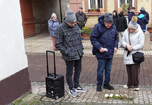 Stolpersteine 2.0 - (Foto von 2025) Anteilnahme durch Mike Herzog 