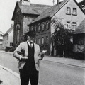 Ausscheller - (Foto um 1950) Gemeindediener Karl Ritzinger bei der Arbeit