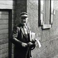 Ausscheller - (Foto von 1957) Gemeindediener Ritzinger bei der Arbeit