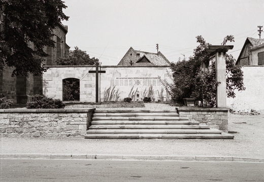 Wallertheim - (Foto von 1964) Ehrenmal der Opfer Erster- und Zweiter Weltkrieg
