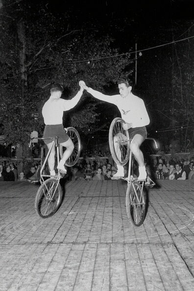Brückenfest - (Foto von 1956)  (7) Kunstradfahren.jpg