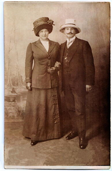 Erna + Eugen Herzog 1911 in den Flitterwochen.JPG