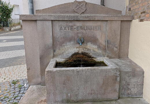 Eichhaus - (Foto von 2026) Pfarrstraße, der Axte-Brunnen
