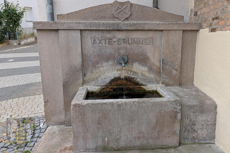 Eichhaus, Pfarrstr. (4) 2026 der Axte-Brunnen.JPG